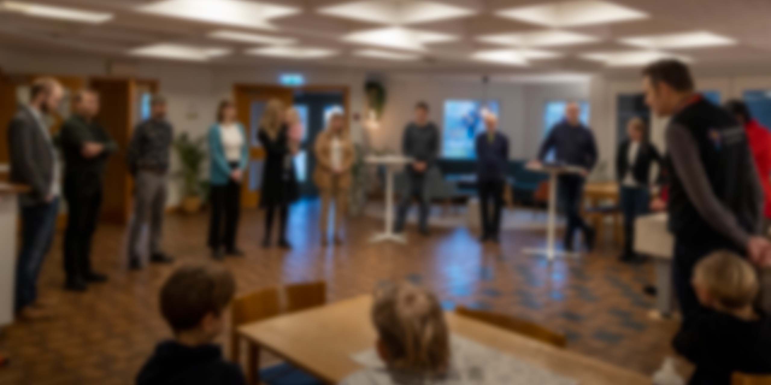 Teamen samlas inför gudstjänst