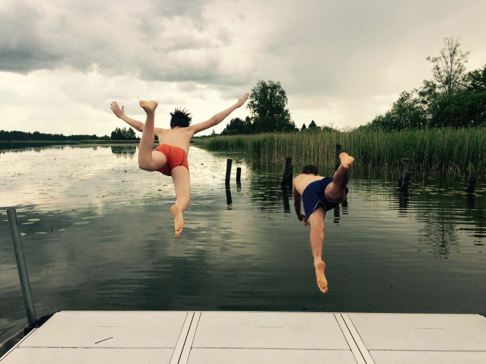 Två konfirmander badar