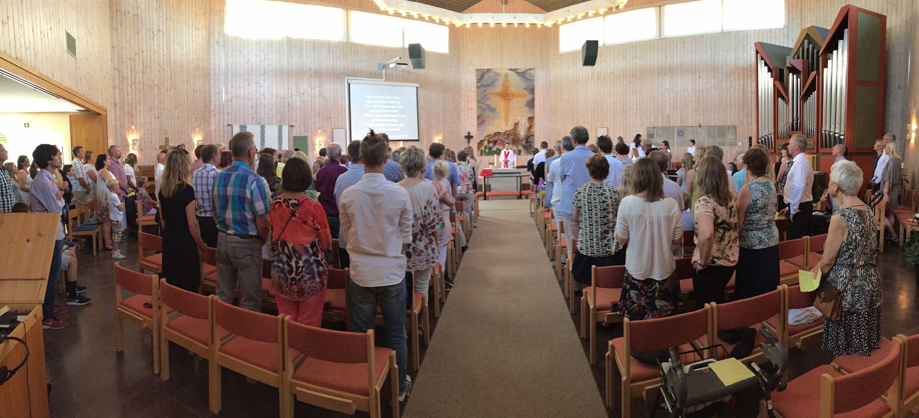 Panoramabild över Sörbykyrkans kyrksal vid konfirmationsgudstjänst